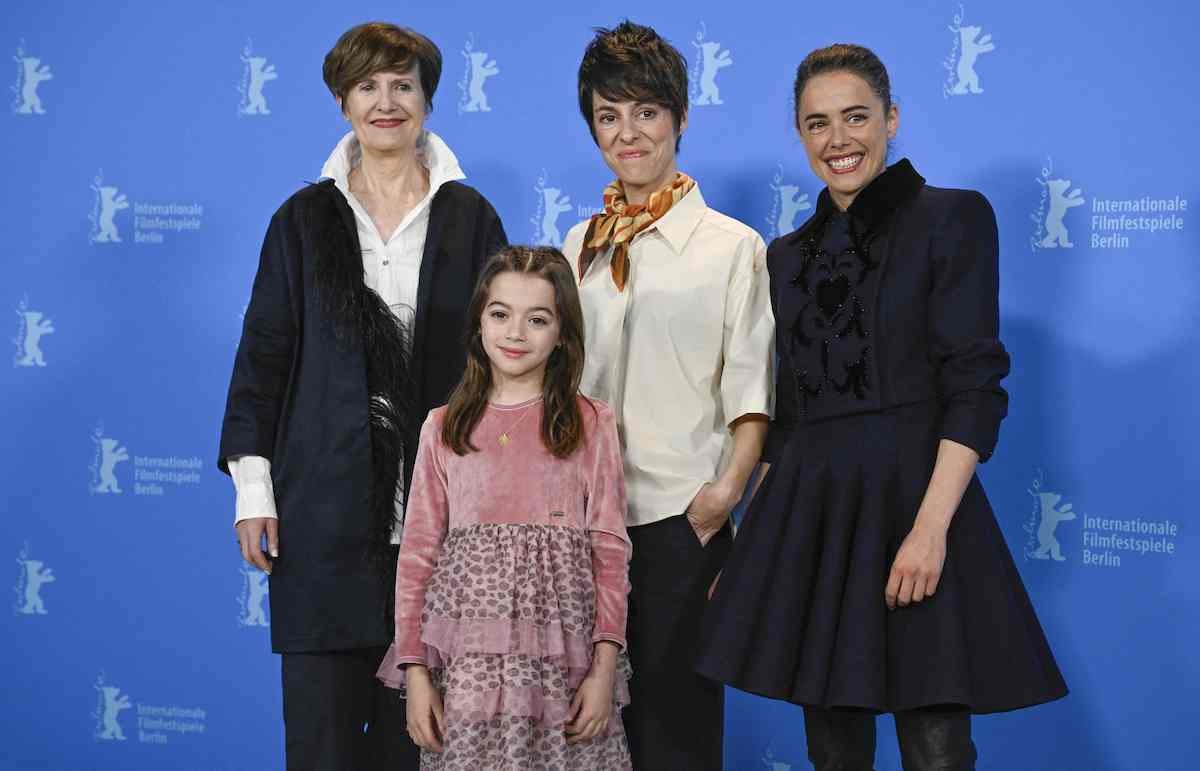 La protagonista, en el centro junto a la directora del film. (AFP)