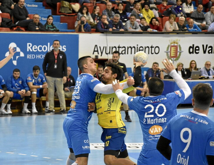 Rodrigo Salinas intenta penetrar ante la defensa del Valladolid.