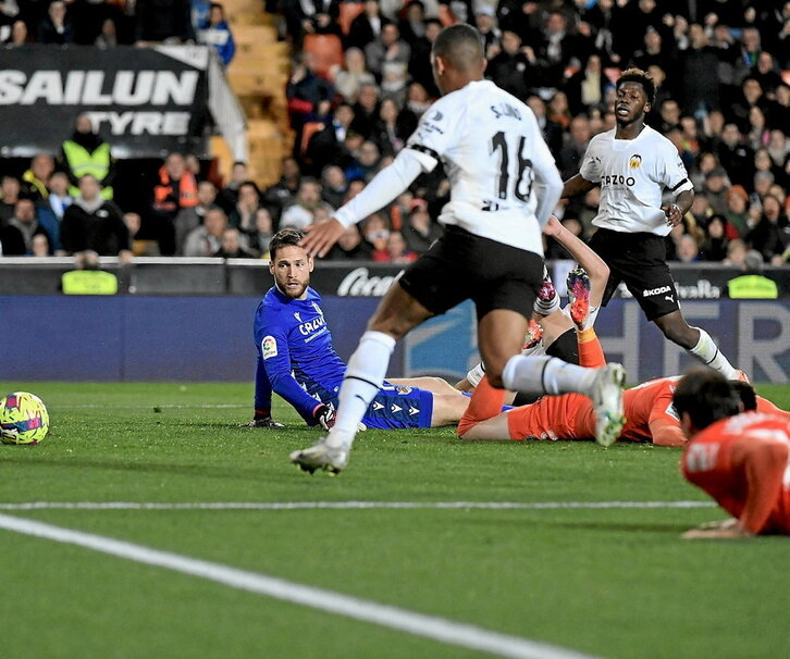 Remiro mira impotente cómo el centro de Lino desviado por Zubeldia entra en su portería.