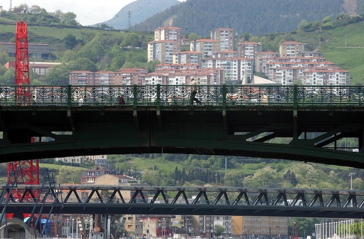 Las hojas del puente están cosidas desde 2008 por unas barras de hierro que se han desgastado.