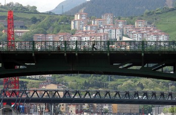 Las hojas del puente están cosidas desde 2008 por unas barras de hierro que se han desgastado.