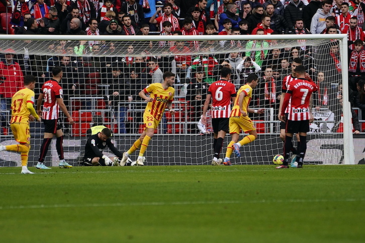 Además de encajar tres goles en la primera mitad, Unai Simón se ha lesionado.