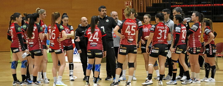 Joseba Rodriguez, animoak ematen jokalariei.