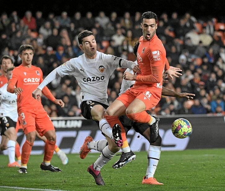 Mikel Merino volvió al once en Valencia sin estar cerca de su mejor nivel.