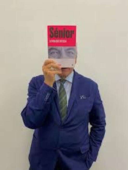 Manel Domínguez, con su libro ‘Sénior, la vida que no cesa’.