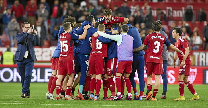 Los jugadores de Osasuna hacen piña en el Sánchez Pizjuán, donde no ganaban desde hacía 17 años, con Abde, autor del gol del triunfo, encima del todo.