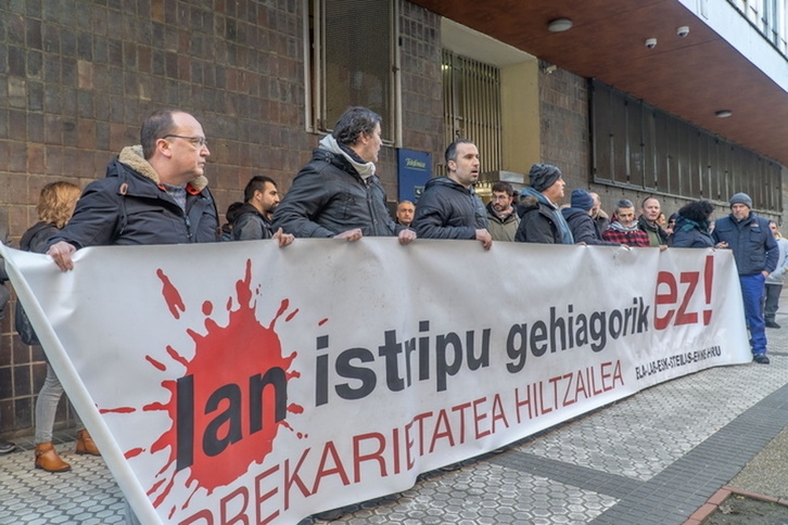 Lan istripuak salatzeko elkarretaratze bat.