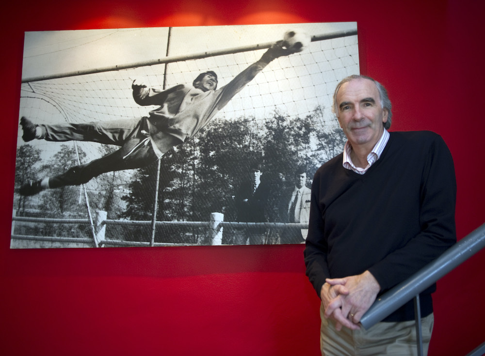 Iribar orain dela hamarkada bat atezain garaiko argazkirik gogoangarrinearen ondoan. (Marisol RAMIREZ / FOKU)