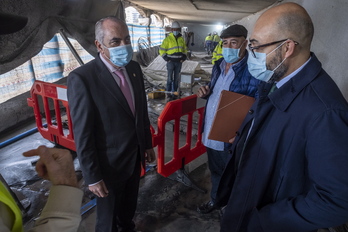 Iñaki Arriola y Pedro Marco en las obras del Topo. En medio, Ernesto Martínez de Cabredo.