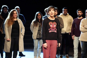 Maider Larrañaga koordinatzaile, herriko elkarteen ordezkariez inguratuta.