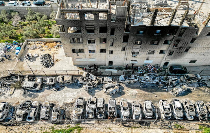 Vista aérea de decenas de vehículos calcinados tras el ataque de colonos en Huwara.