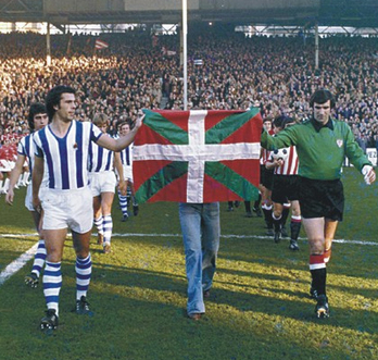 Iribar, Kortabarriarekin batera ikurriñari eusten, oraindik legeztatu gabe zegoela, Atotxan.