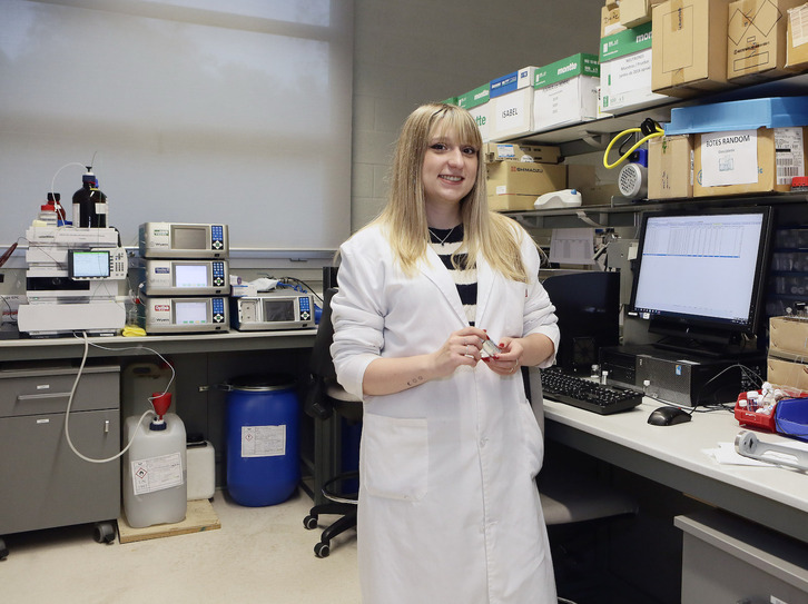 Mirian Peña ikerlaria, laborategian.