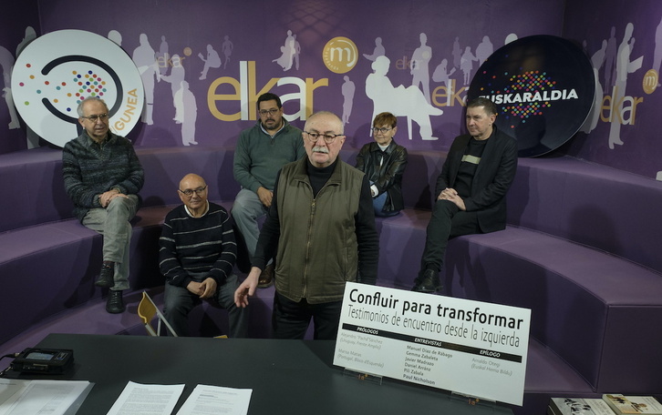 Xabier Oleaga con los entrevistados Manuel Díaz de Rábago, Javier Madrazo y Gemma Zabaleta; el senador uruguayo Alejandro ‘Pachá’ Sánchez (autor de un prólogo) y Arnaldo Otegi (autor del epílogo), hoy en Donostia.