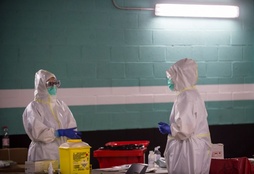 Ezkerraldeako OSIko profesionalak, Covid19 test-ak egiten 2020ko apirilean.