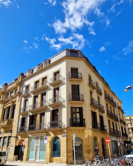 El edificio de Aldamar 1, que hace esquina achaflanada con la calle Iñigo.