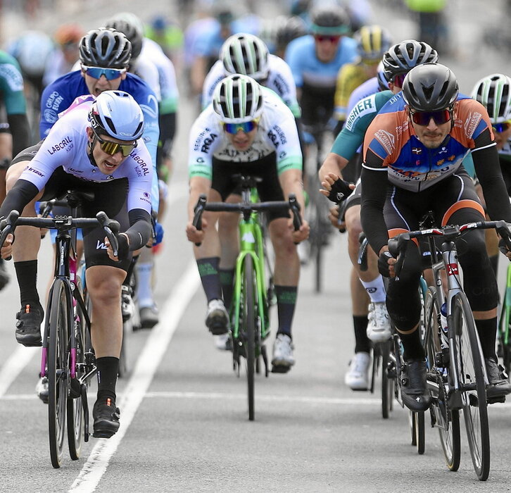 Mathieu Dupe, a la derecha, superó en Zumaia a Iker Barandiaran en el sprint.