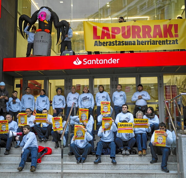Una treintena de activisas se movilizaron ante la sede del Banco Santander en Bilbo.