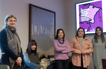 El equipo de Médicos del Mundo que ha presentado el informe al Parlamento. 