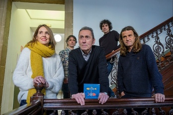Leire Bilbao eta Jabier Muguruza, diskoan parte hartu duten musikariez lagunduta gaur, Donostian.