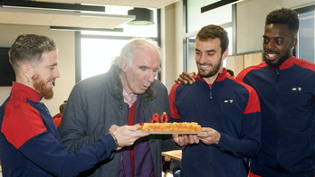 Iribar, Athleticeko jokalariekin urtebetetzea ospatzen.
