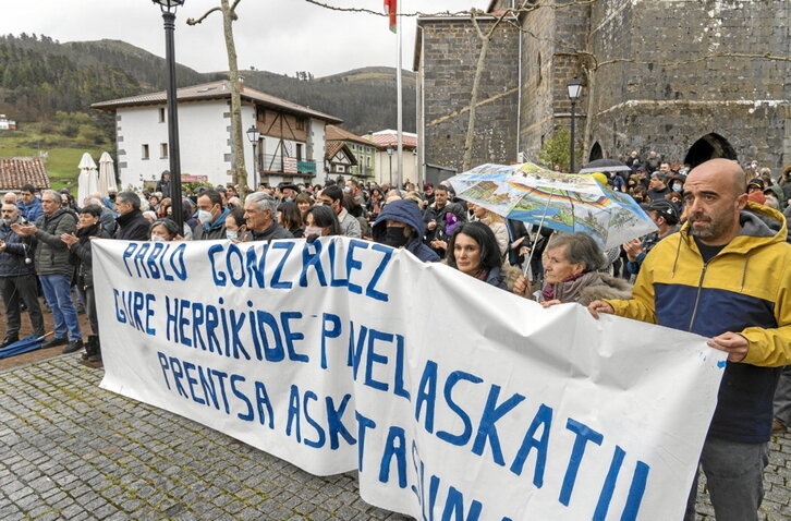 Concentración en Nabarniz por la libertad de su convecino Pablo González.