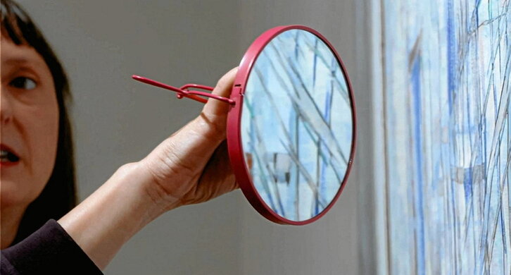 Mabi Revuelta (arriba) hace un juego de espejos ante el cuadro de María Helena Vieira da Silva. Abajo, el vídeo de Lorea Alfaro.