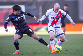 David Silva ante el jugador rayista Isi en su último partido  antes de lesionarse.