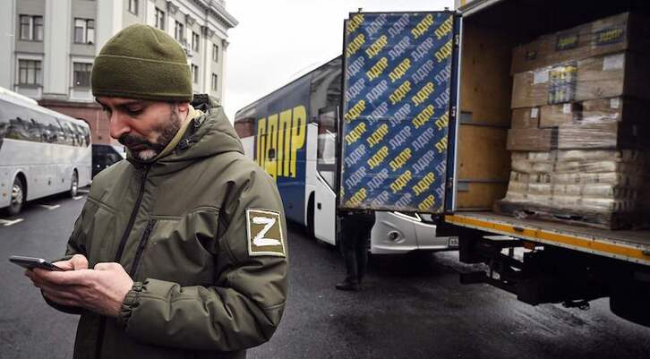 Un voluntario ruso con la Z característica.
