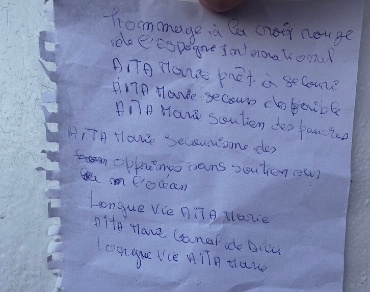 Carta de agradecimiento al Aita Mari escrita en francés por una refugiada rescatada por el buque en el Mediterráneo.