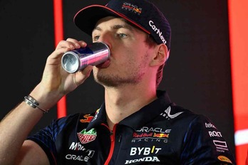 Mas Verstappen bebe la bebida energética de la marca para la que pilota.