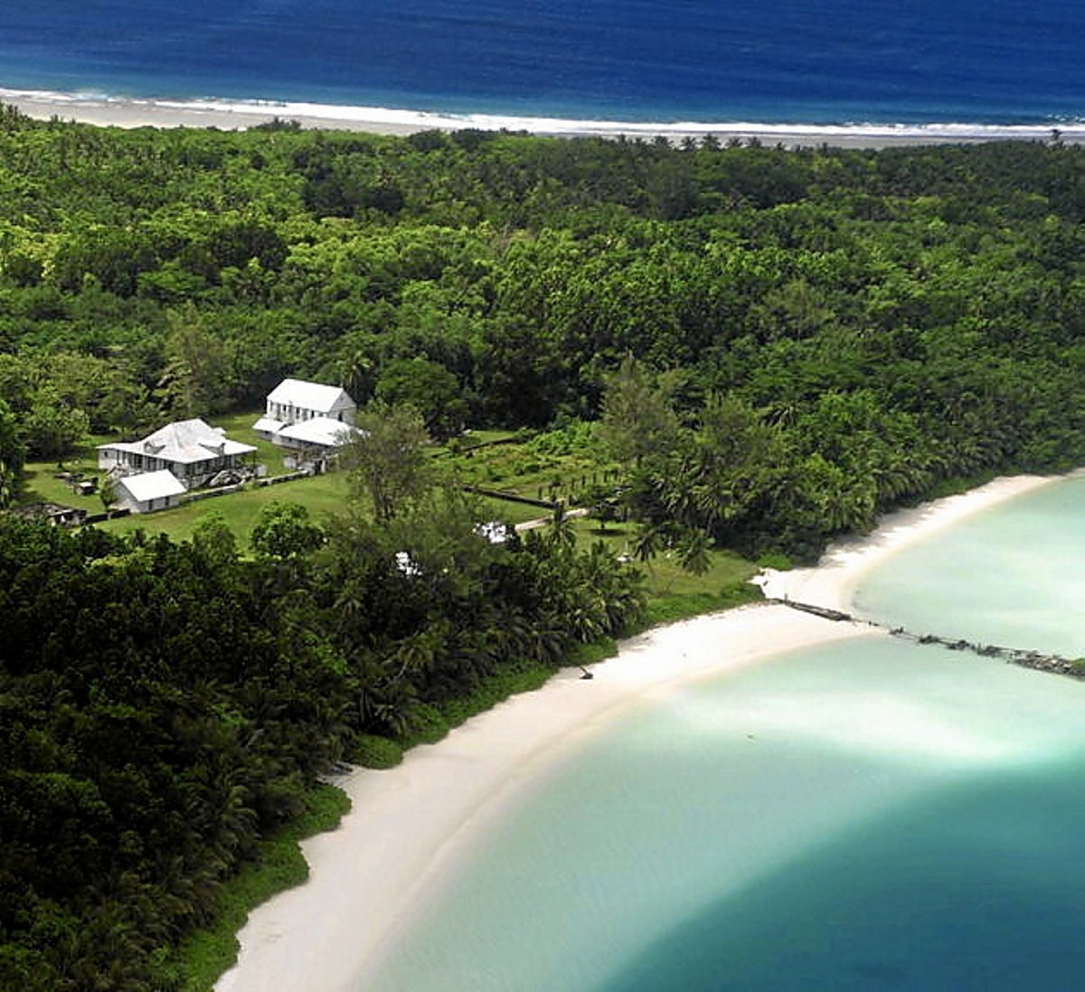 Artxipelagoa osatzen duten beste irletako bat (WIKIPEDIA)