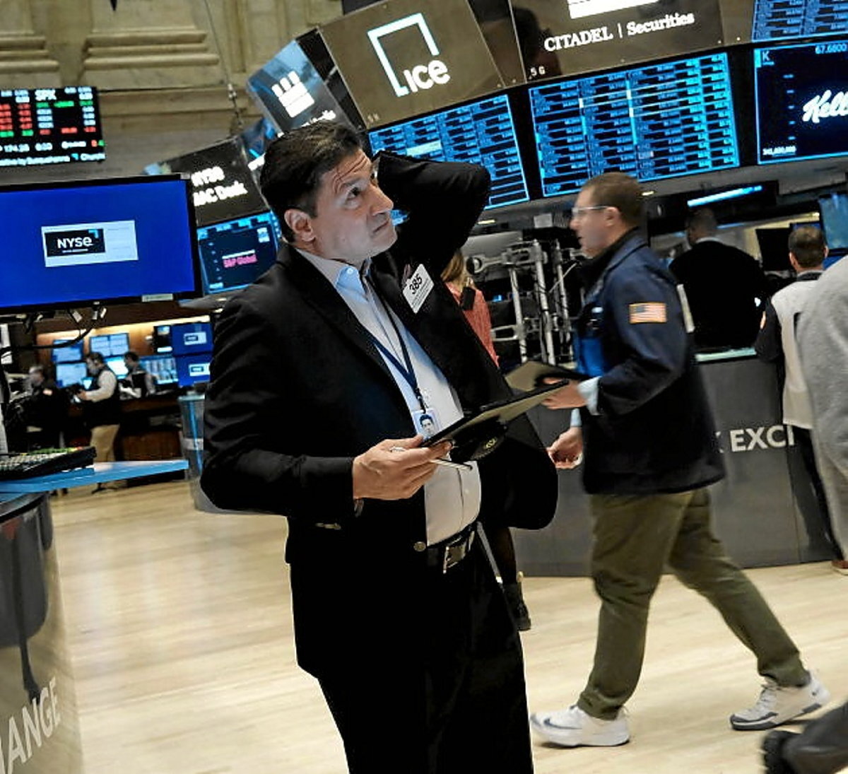"Broker" bat Wall Street-en, New Yorken (Spencer PLATT / AFP)