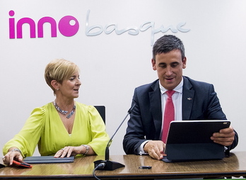 El exdirector de la SPRI, Alexander Arriola, junto a la consejera Arantxa Tapia