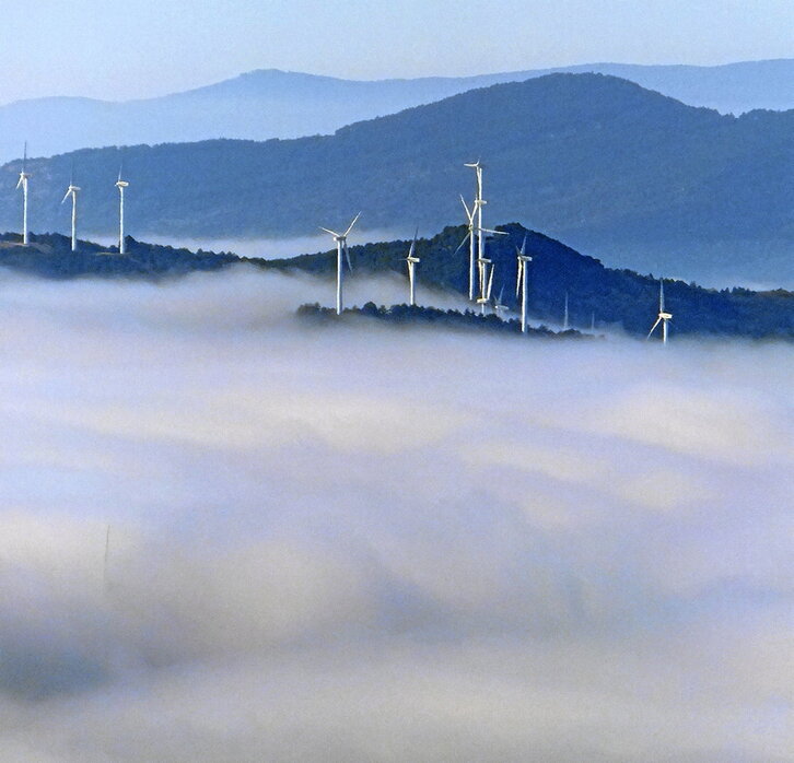 Haize errotak, laino artean, Erreniegan.