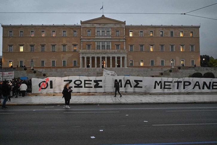 Una pancarta con el lema «Nuestras vidas importan» en el exterior del Parlamento griego, en la plaza Syntagma de Atenas.