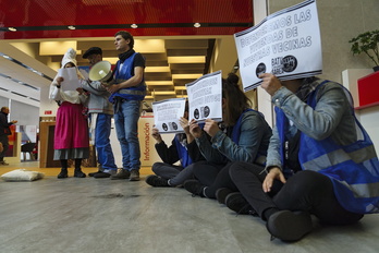 Protesta realizada el pasado mes de diciembre frente a una entidad bancaria para denunciar el riesgo de desahucio de dos familias en Galdakao.