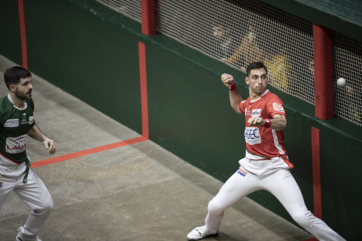 Luis Sanchez pilota astintzen Peio Larralderen aurka.