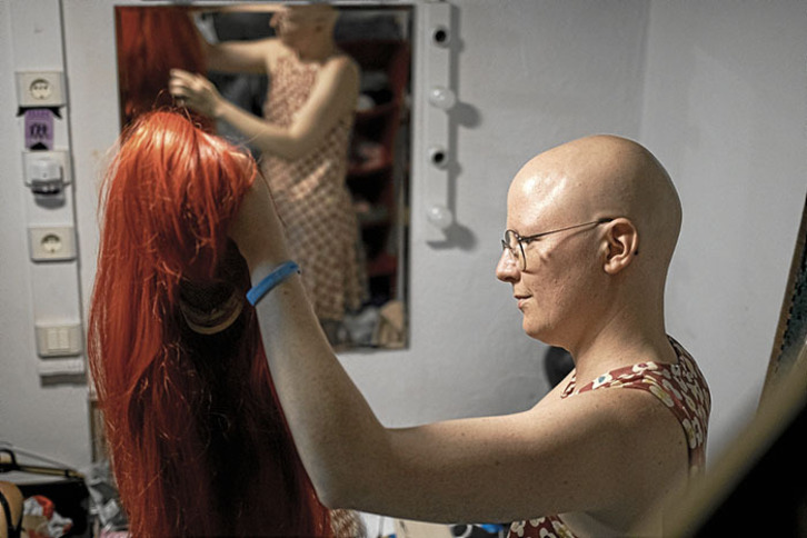  Júlia Vincent peina una peluca antes de actuar en un espectáculo. Fotografías: Irene Vilà Capafons