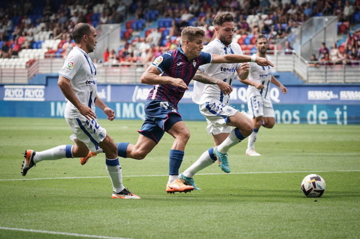 Corpas hamaikakora itzuliko da zigorra bete ondoren. Irudian, Teneriferen aurkako lehen itzuliaren partida.