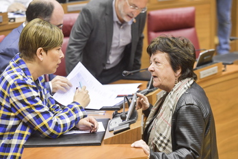 Uxue Barkos y Mari Jose Beaumont, entonces lehendakari y consejera, respectivamente, en el Parlamento de Nafarroa en 2018. 