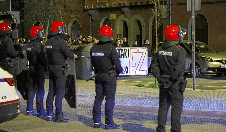 Despliegue de la Ertzaintza en Erromo con motivo del derribo de Nagusien Etxea.