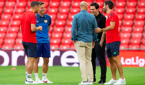 Iraola e I&ntilde;igo P&eacute;rez conversan con Ra&uacute;l Garc&iacute;a, De Marcos y Toquero en la previa del duelo de la primera vuelta en San Mam&eacute;s. (@AthleticClub)