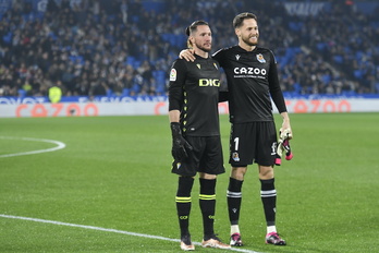 El argentino Ledesma y Remiro posan juntos con su vestimenta negra en homenaje a Iribar.