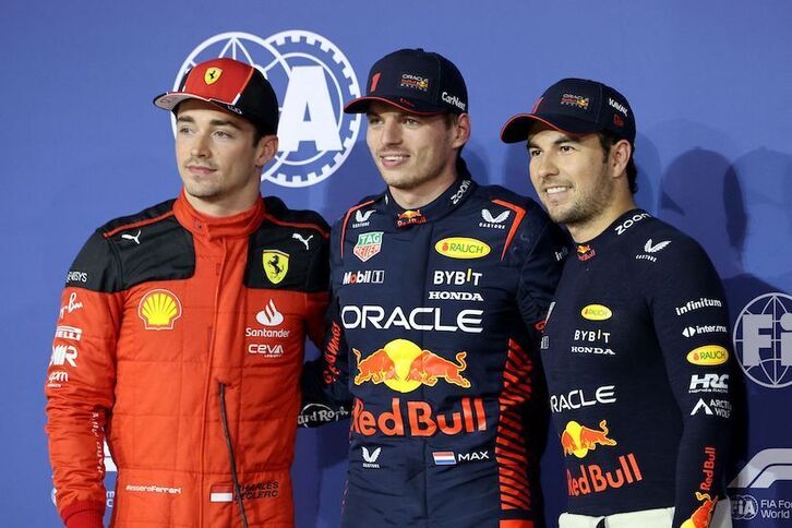 Leclerc, Verstappen y Pérez posan sonrientes tras brillar en los primeros entrenamientos oficiales.
