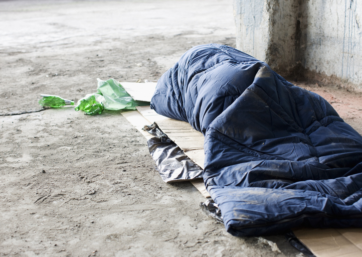 Entre las razones por las que la gente puede acabar viviendo en la calle, destacan las malas condiciones de acogida de las personas migrantes en el Estado francés.