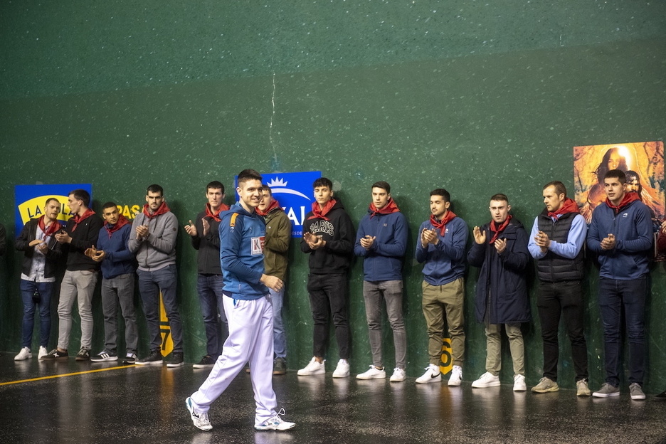 Irribarria, atzean, ezker paretean, pilotariz inguratuta.