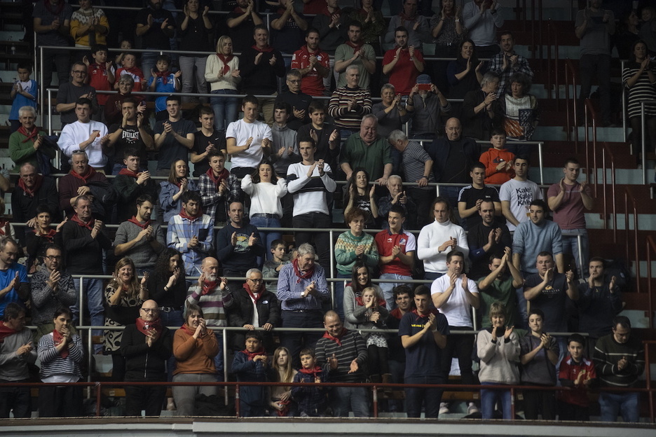 Lau pilotariek zutik jarri dute harmaila.