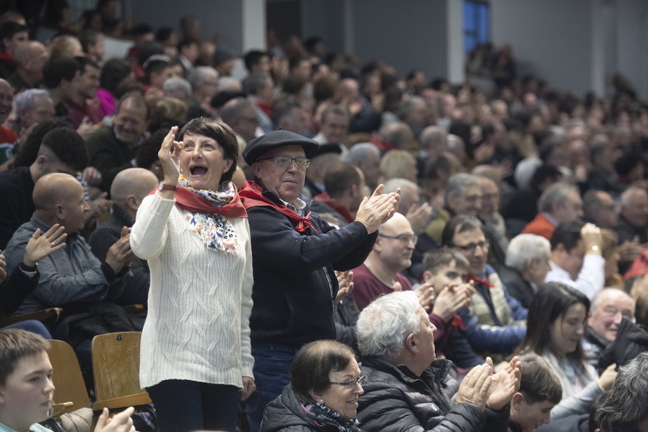 Tanto politak utzi ditu partidak, ikusle honen keinuak adierazten duen legez.