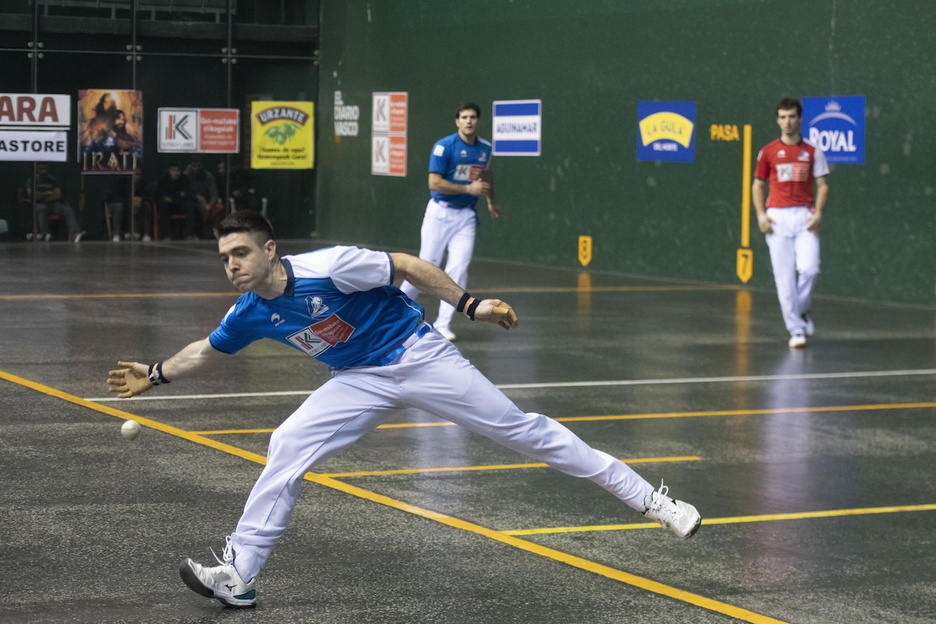 Hasiera kosta zaio zabalera botatako pilotak eramatea baina bukaeran guztietara iritsi da.